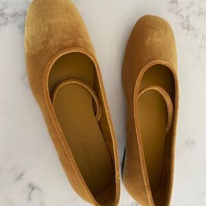 New never worn Everlane Day Mary Jane velvet ballet flat